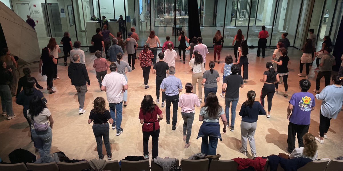 Personas bailando