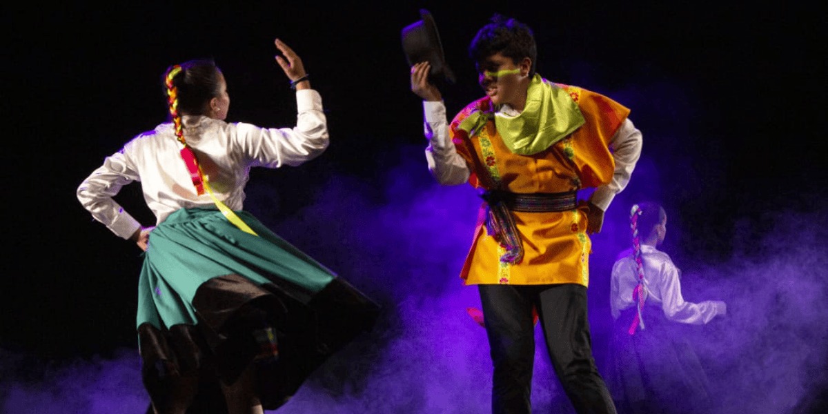 Escena de baile folclórico.