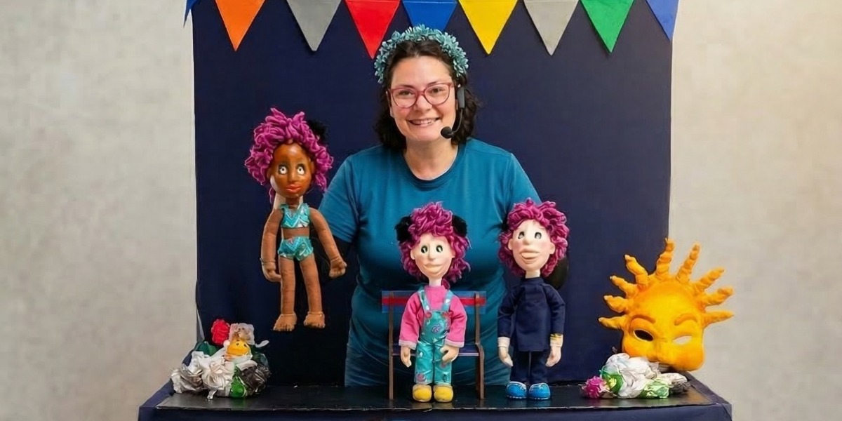 Foto de persona con títeres.