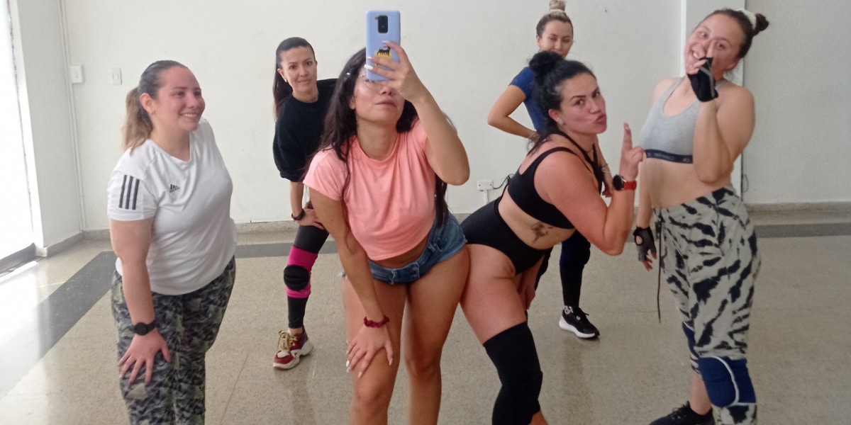 Mujeres bailando con el estilo twerk.