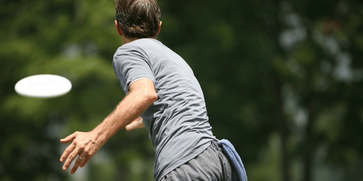 Hombre lanzando un fresbee.