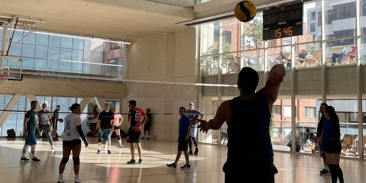 Personas jugando voleybol