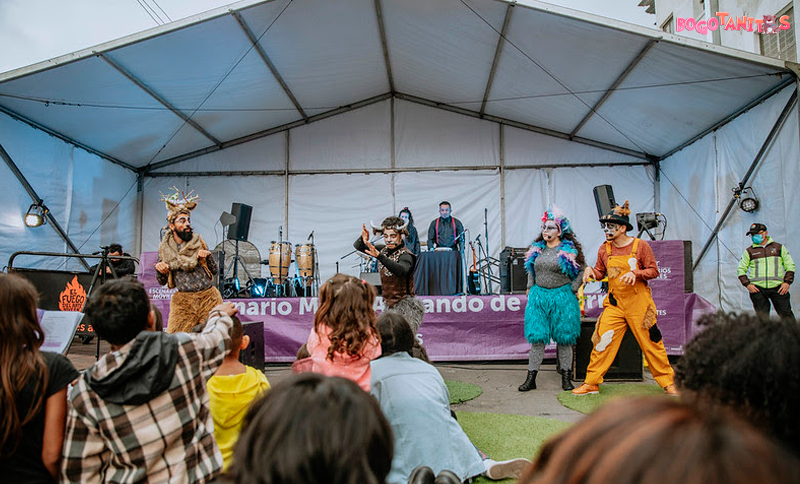 Artistas realizando una presentación al aire libre