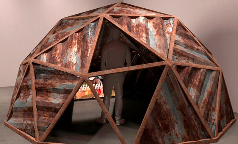 Persona observando una exposición