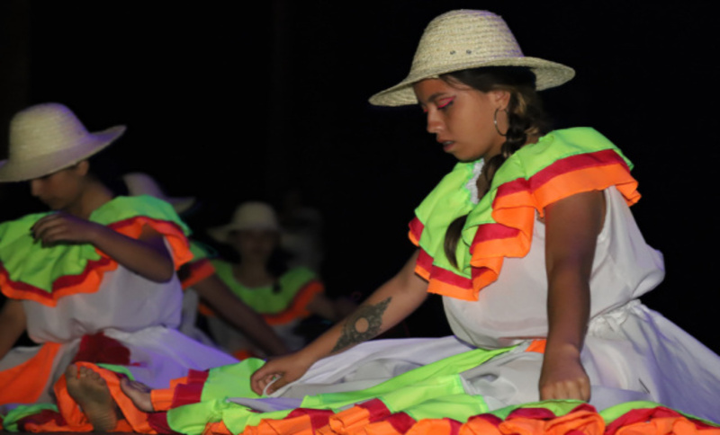 Mujeres bailando