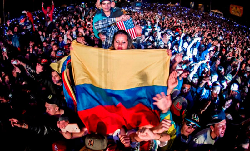 Personas reunidas en un concierto de hip hop