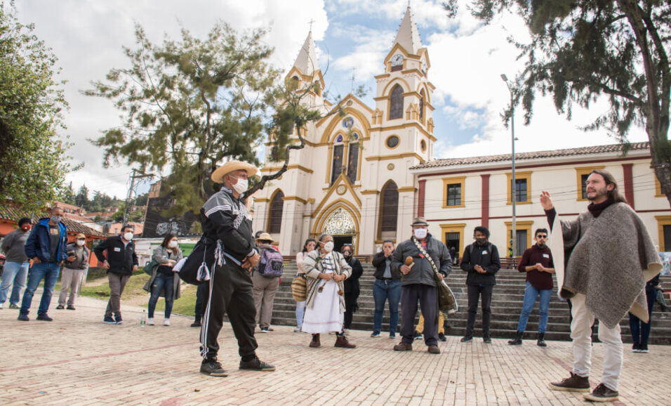 Plazoleta con personas