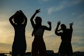 siluetas de personas bailando