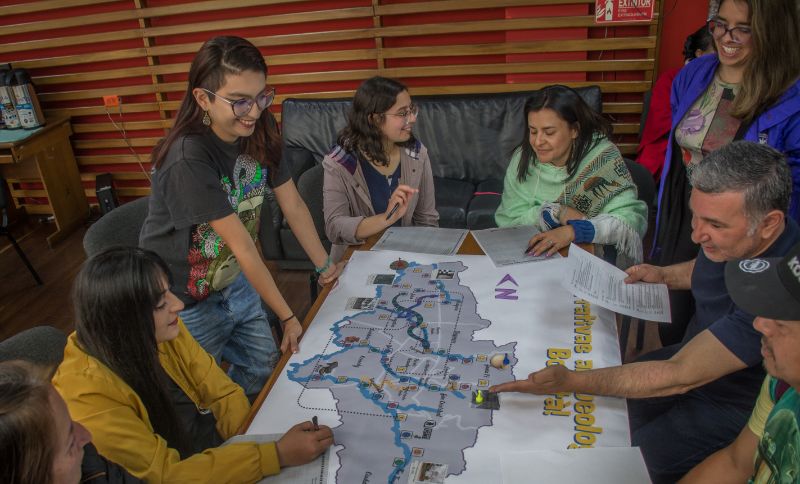 Jóvenes reunidos en torno a un mapa