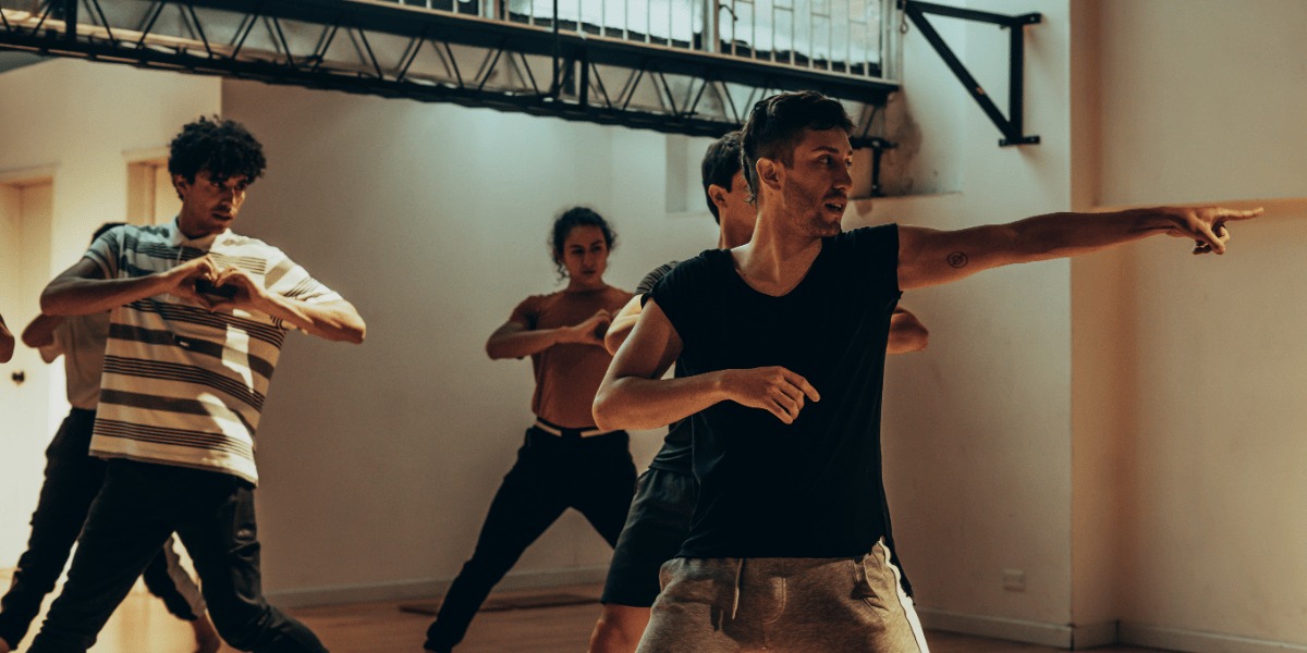 Hombres bailando danza contemporánea.