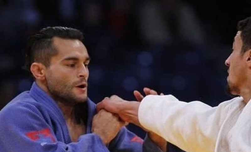 dos personas compitiendo en judo