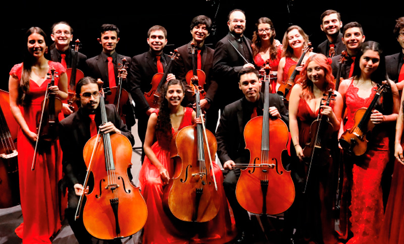 Orquesta Filarmónica Juvenil sobre un escenario