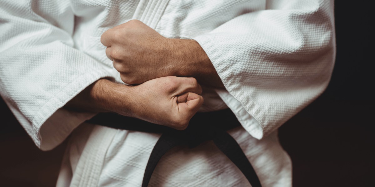 Persona en uniforme de Karate.