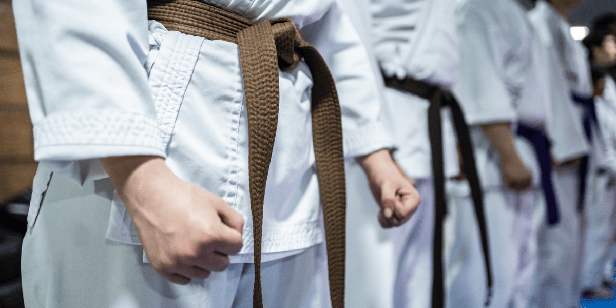 Personas en uniforme de karate.