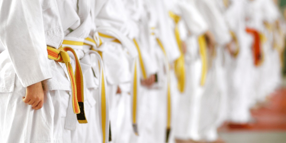 Niños en uniforme de Karate.