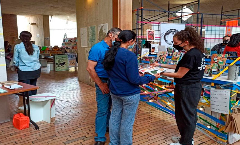 Personas mirando libros en una Biblioteca