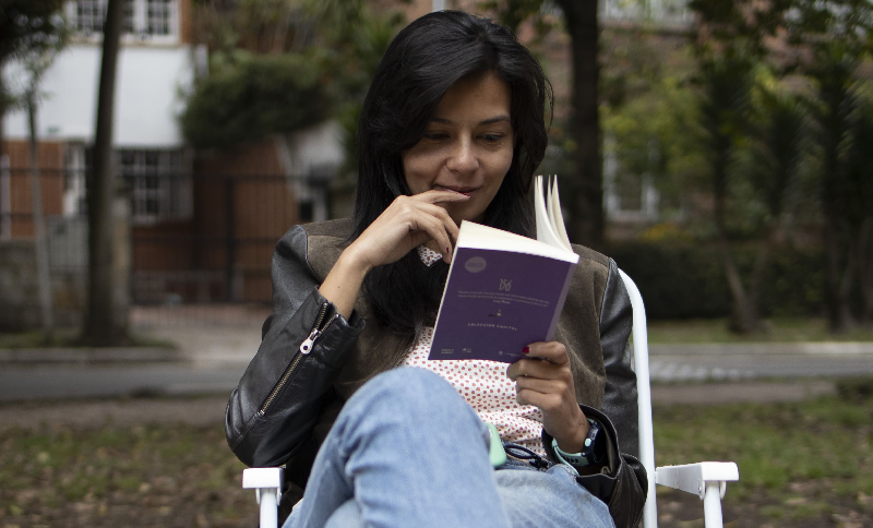 Mujer leyendo