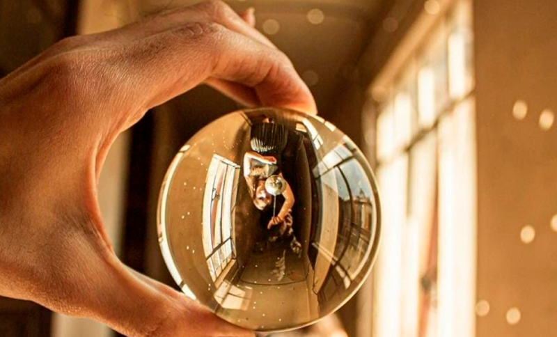 Mano sosteniendo una bola