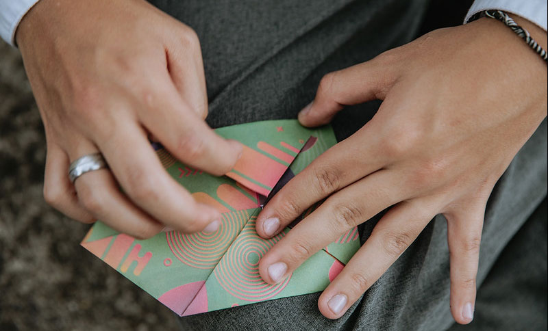 manos doblando una hoja para hacer origami