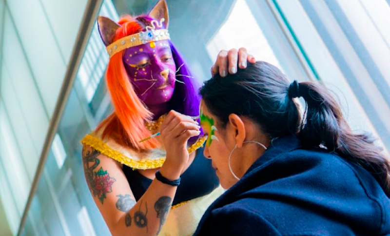 Artista maquillando a una persona