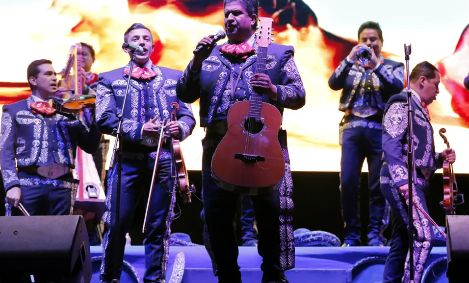 Grupo de mariachi en un escenario