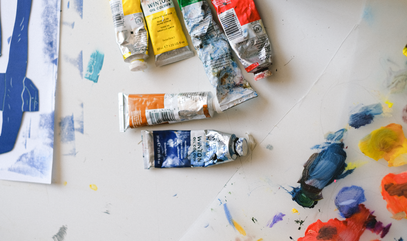 Oleos de diferentes colores sobre una estructura blanca