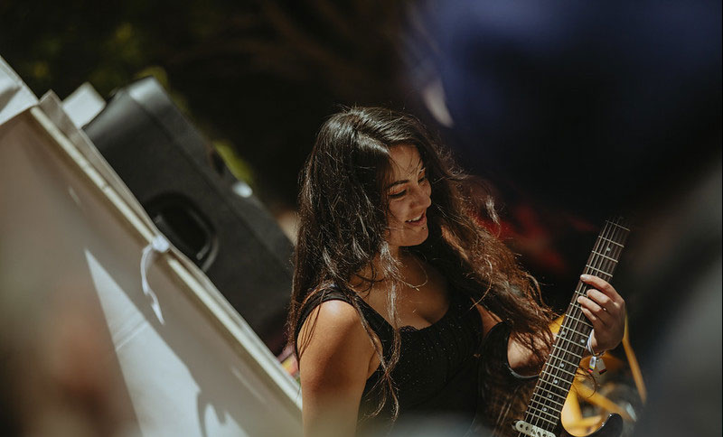 mujer tocando guitarra