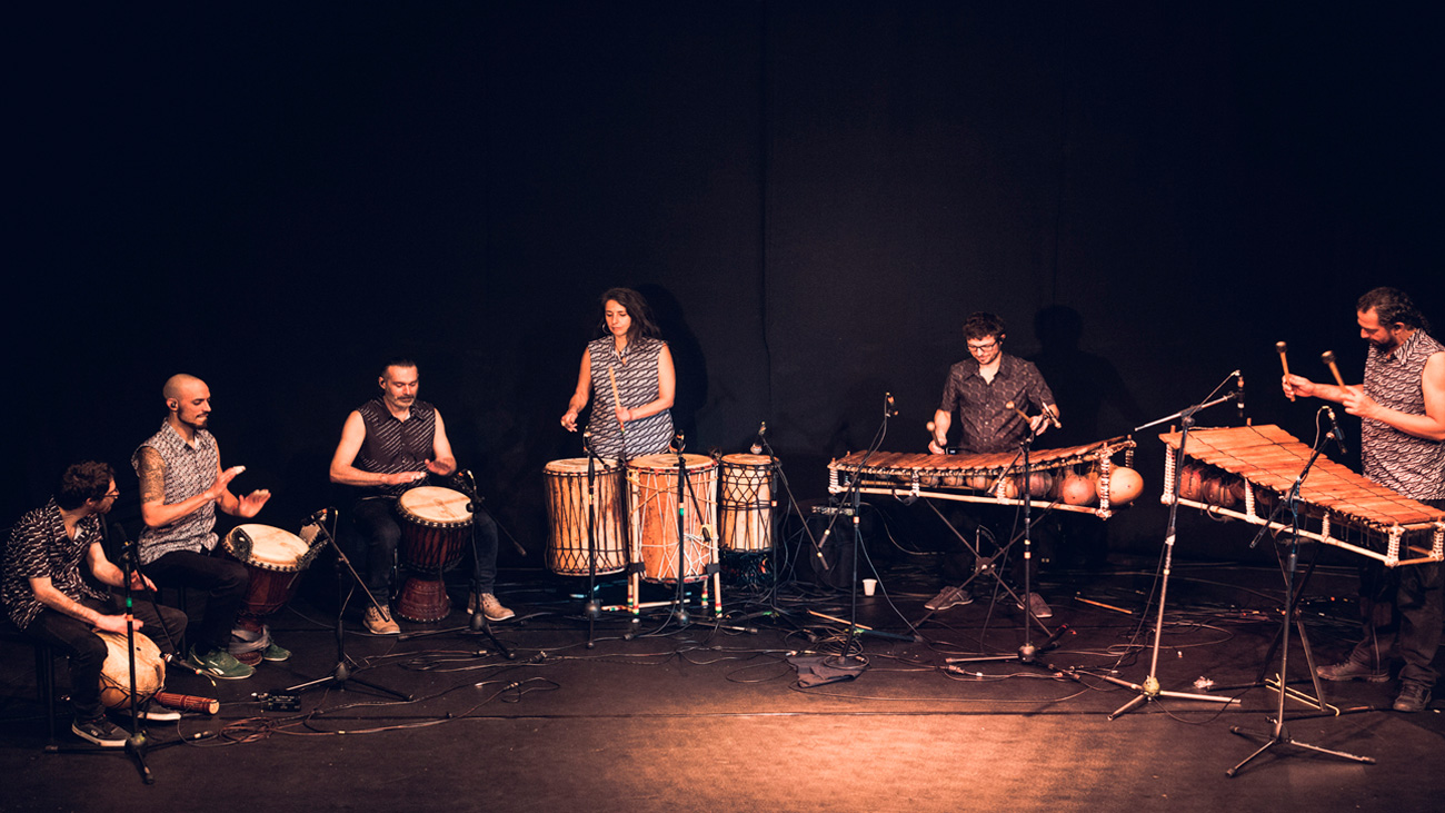 músicos en un escenario