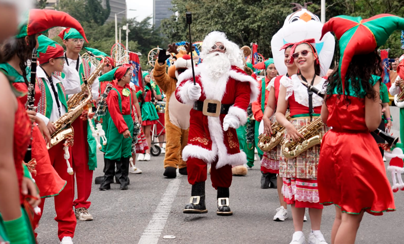 Vive el desfile de comparsas de Navidad por la Carrera Séptima 