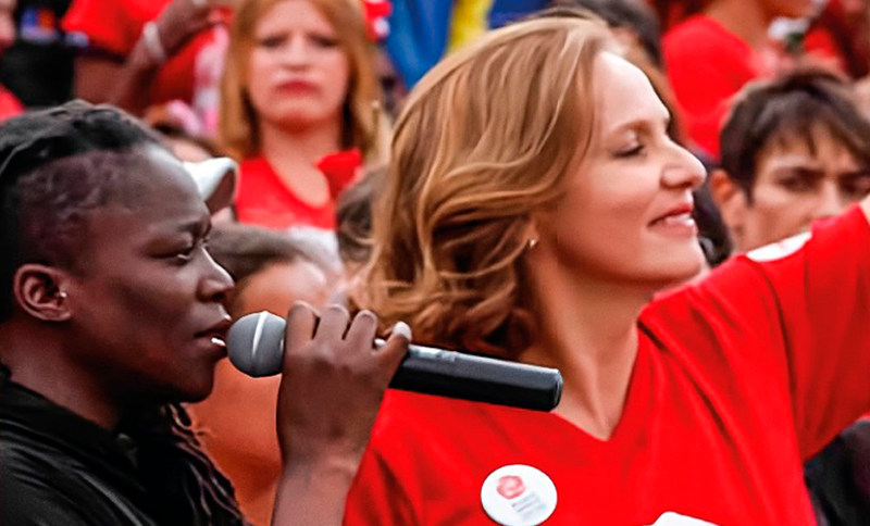 El Festival "Ni con el Pétalo de una Rosa"     