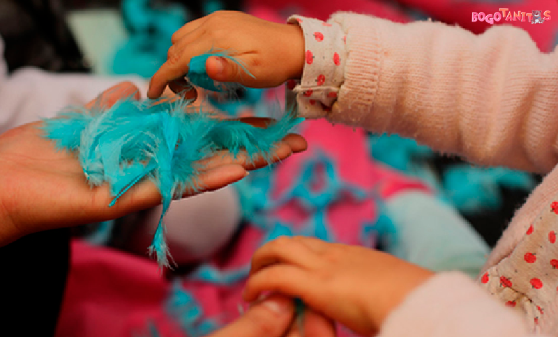 Manos de mama y niña en primer plano