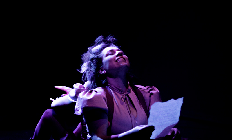 Mujer actuando en la obra Malsano de La Ventana Circo