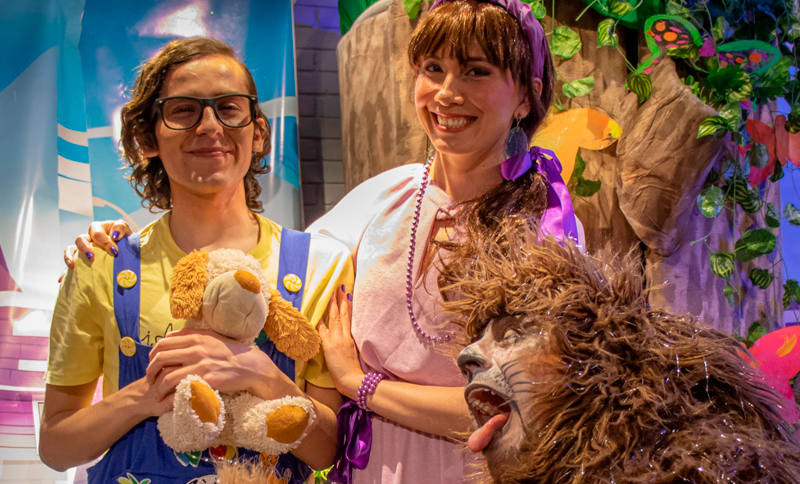 Artistas presentando una obra de teatro