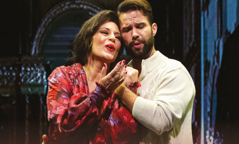 Hombre y mujer cantando