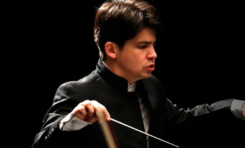 Hombre dirigiendo una orquesta