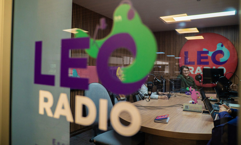 Logo de LEO radio