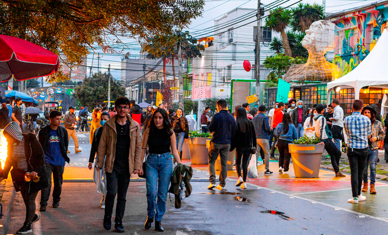 personas caminando por una calle