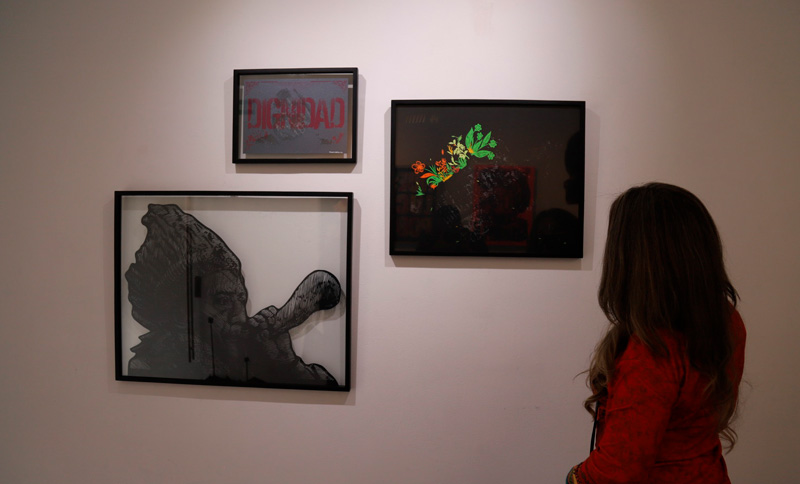 mujer mirando obras de arte