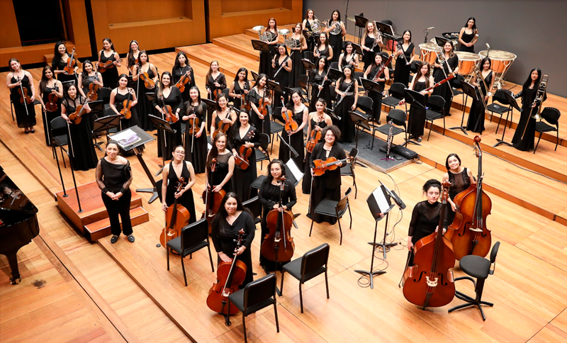Orquesta Filarmónica de Mujeres en un Escenario 