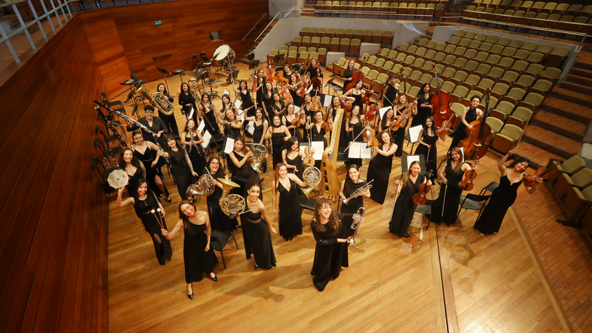 integrantes de La Orquesta Filarmónica de Mujeres en concierto