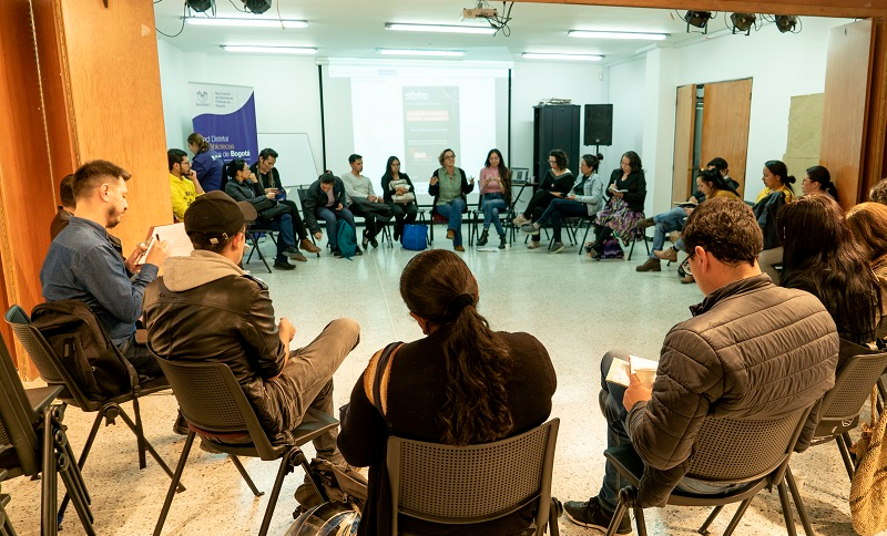 Personas reunidas en un escenario