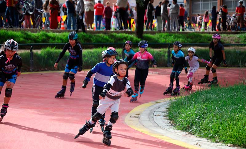 Niñas y niños patinando en el Parque Recreodeportivo El Salitre