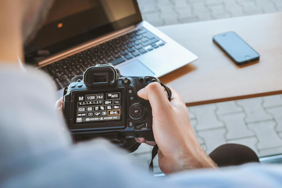 persona con camara fotográfica