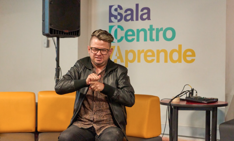 persona haciendo lengua de señas
