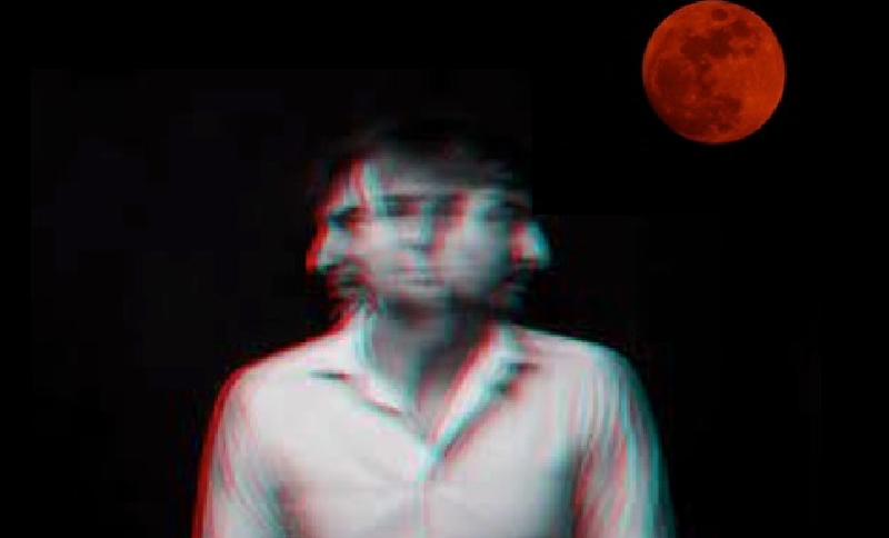 Hombre girando la cabeza en ambos sentidos acompañado de una luna roja