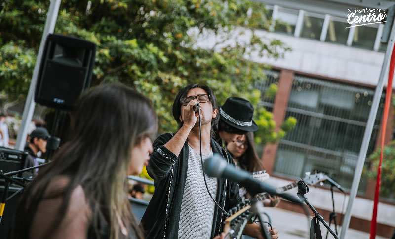 Hombre cantando al aire libre