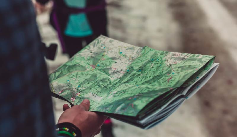 Plano detalle de una persona con un mapa
