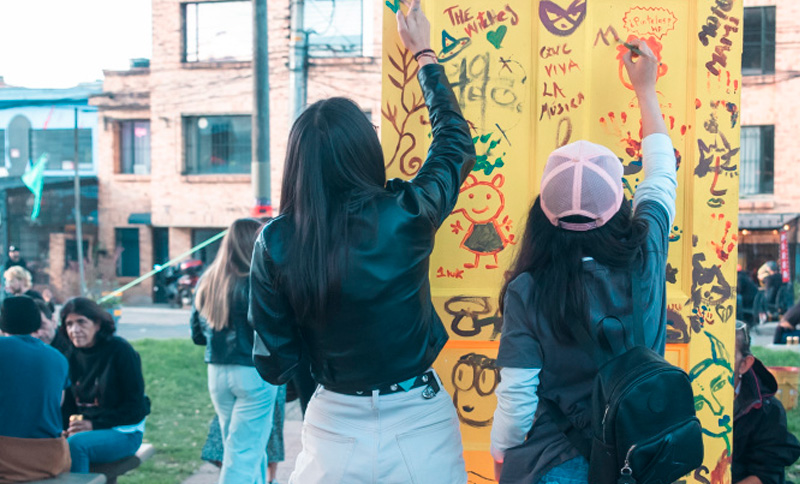 dos jóvenes pintando una puerta