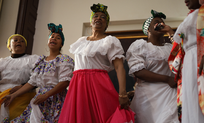 Mujeres afro danzando