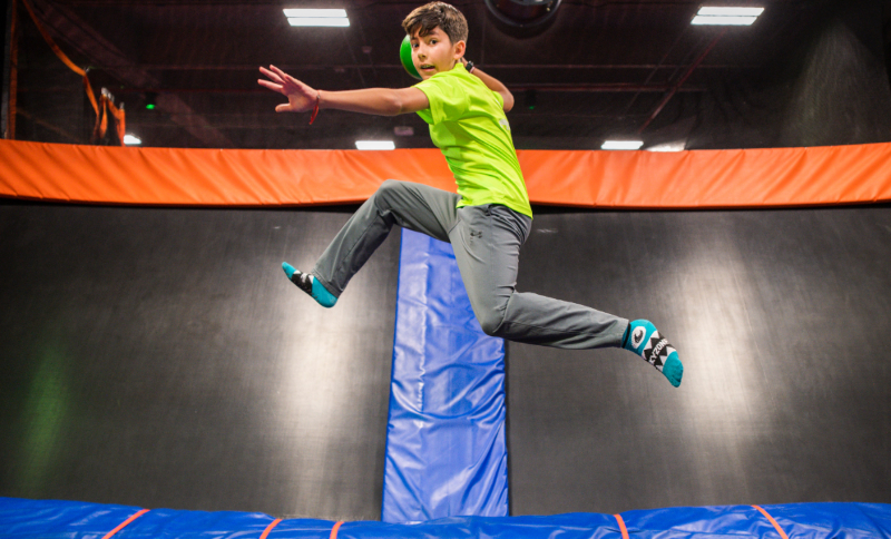 Niño saltando en un trampolín
